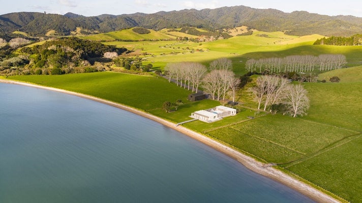 Manawaora-beachhouse-aerial-16x9.jpg
